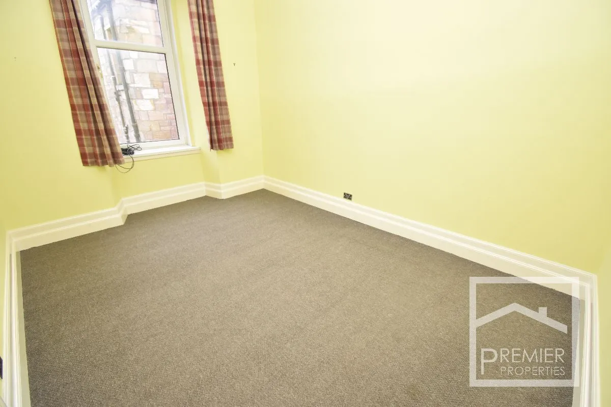 4 bedroom Top Floor Flat To Let, photo 8
