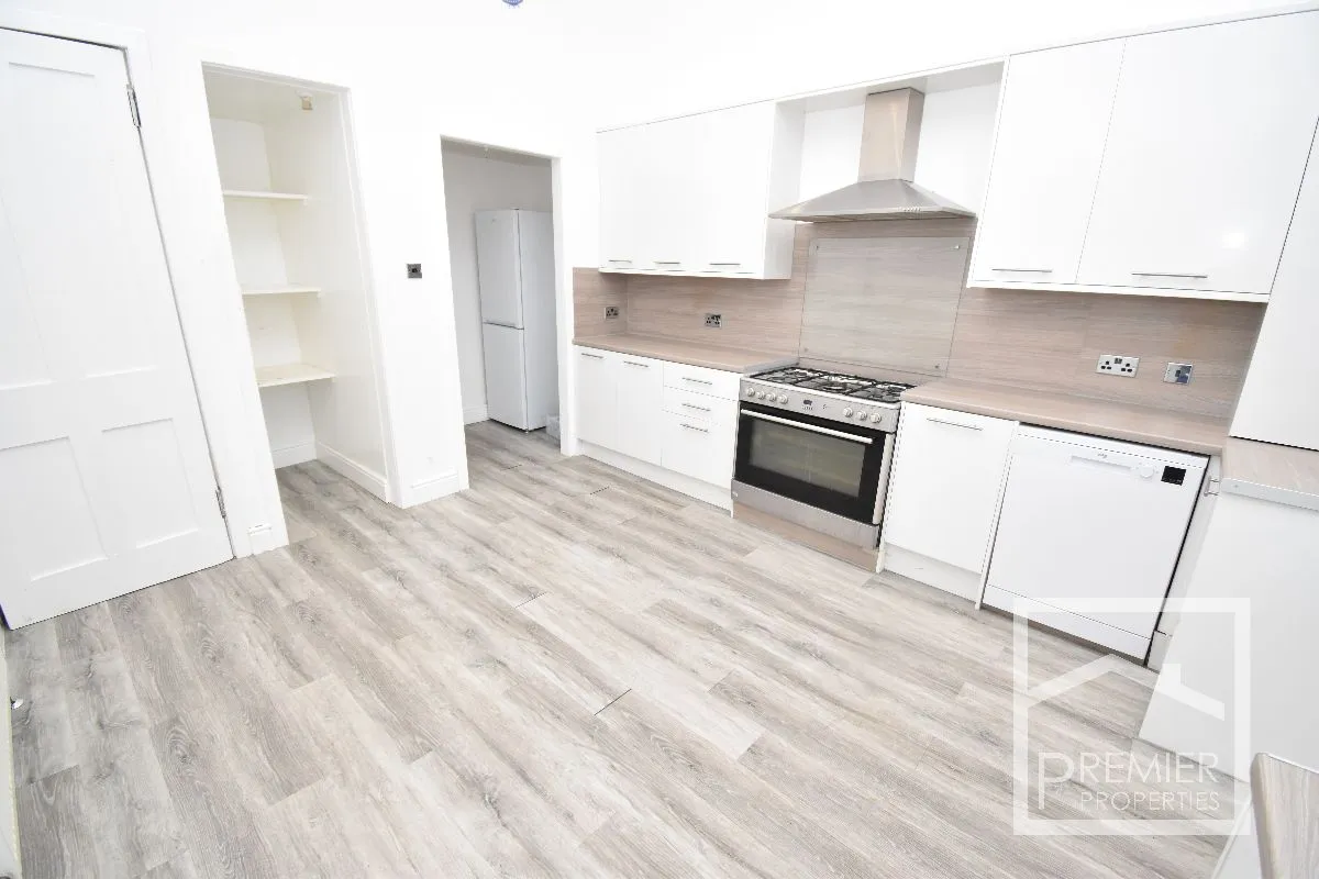 4 bedroom Top Floor Flat To Let, photo 4