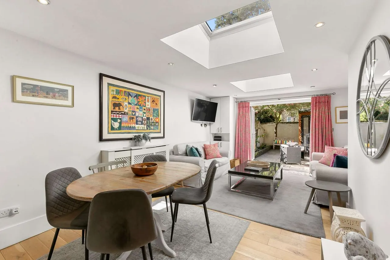 2 bed flat for sale, Lavender Gardens, London, SW11