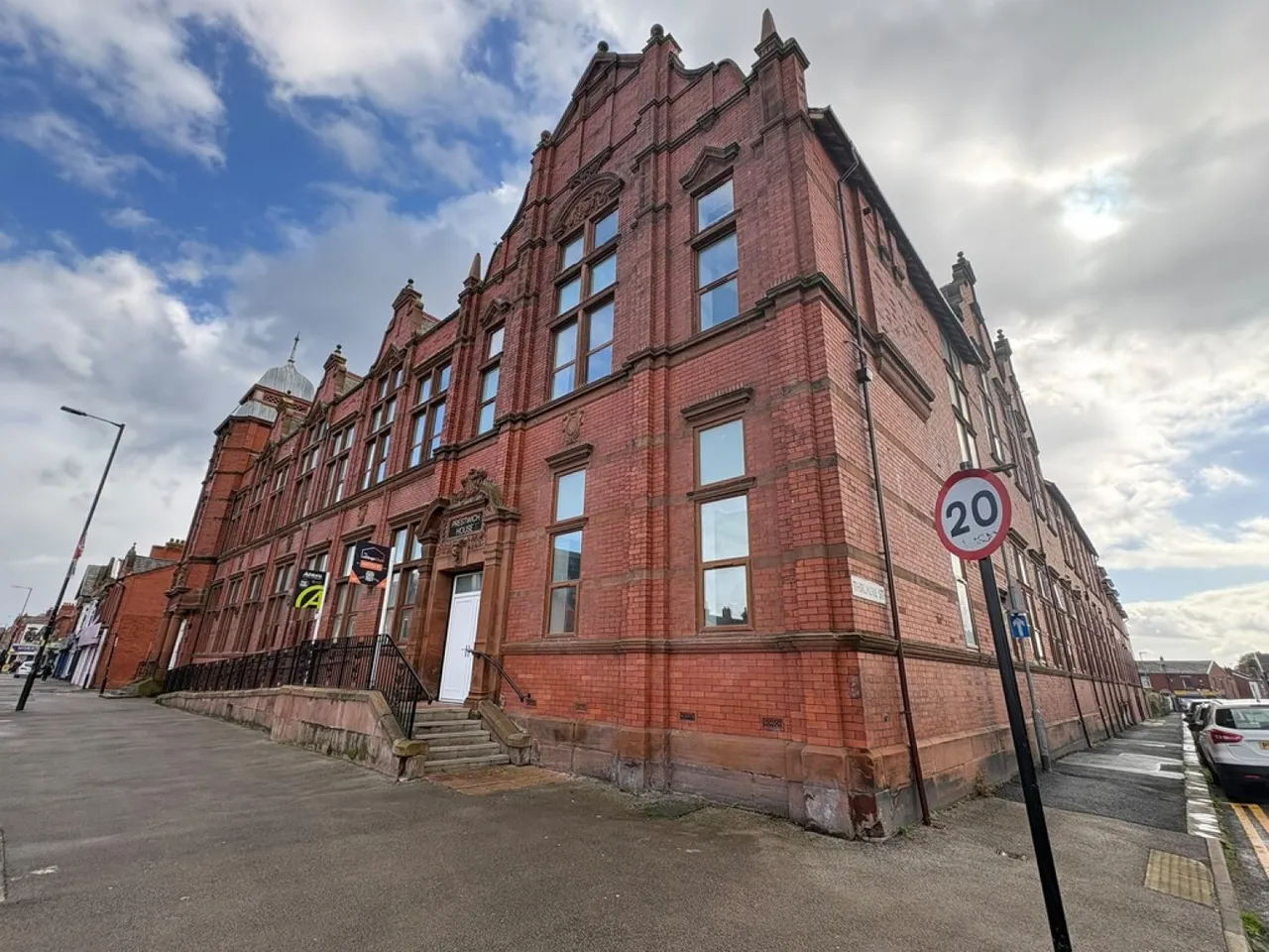 2 bed flat for sale — The Old College, Railway Road