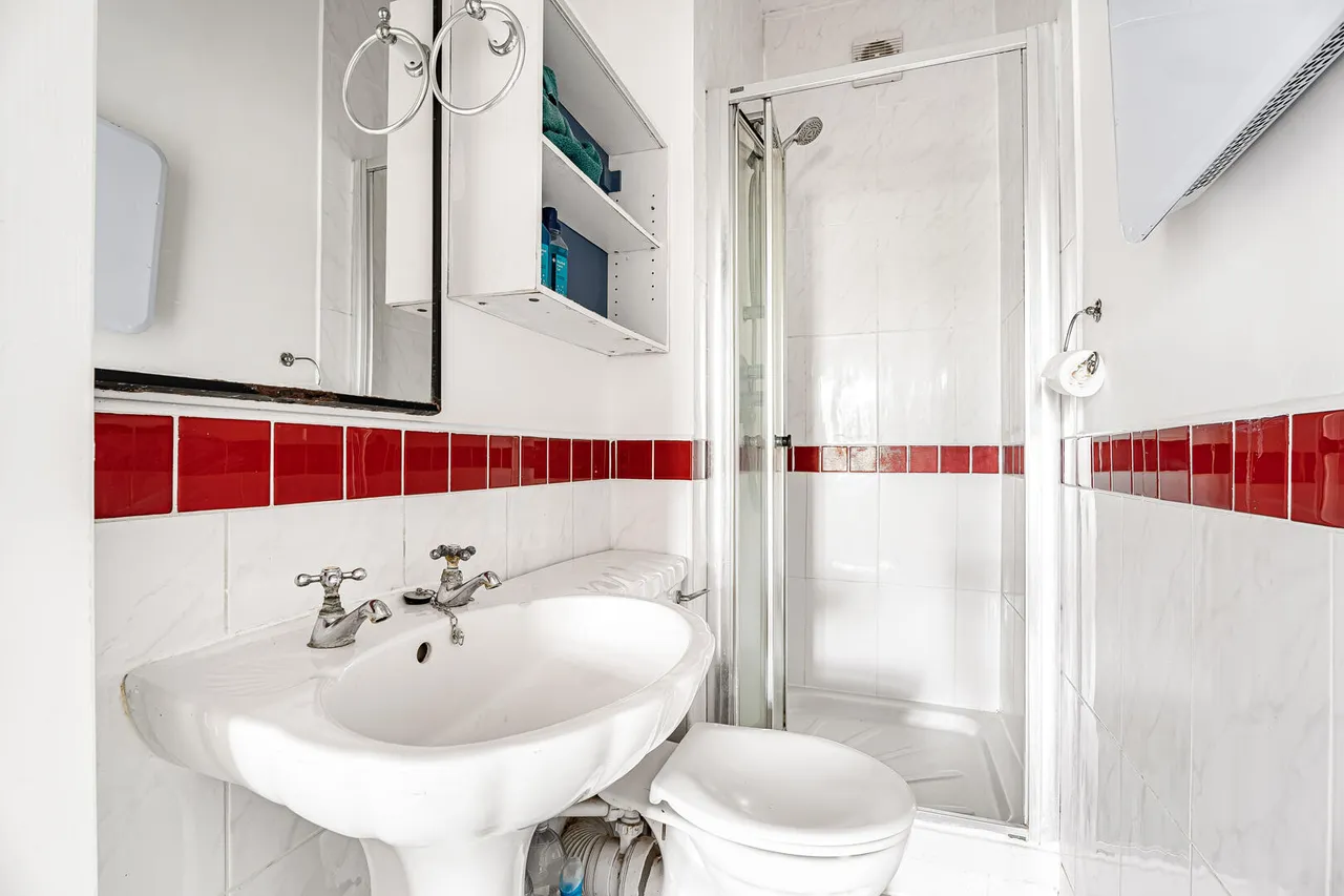 Russell Avenue, N22, photo 7