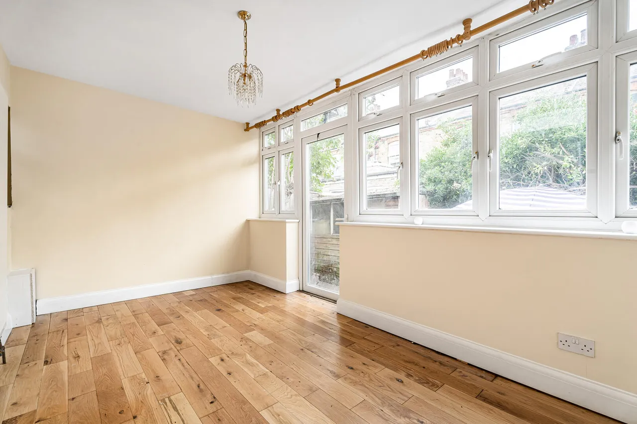 Russell Avenue, N22, photo 17