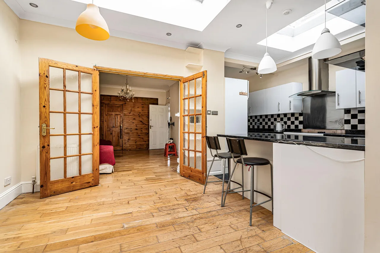 Russell Avenue, N22, photo 8