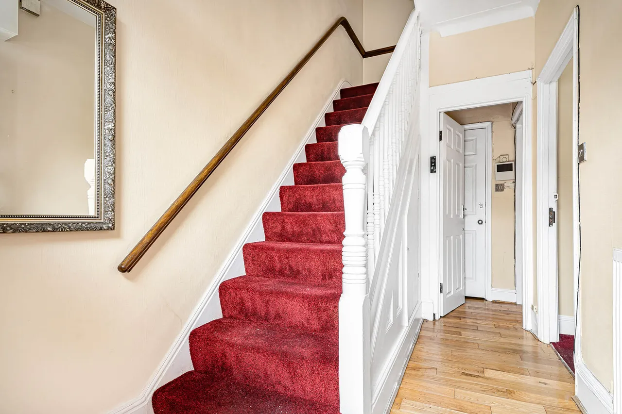 Russell Avenue, N22, photo 13