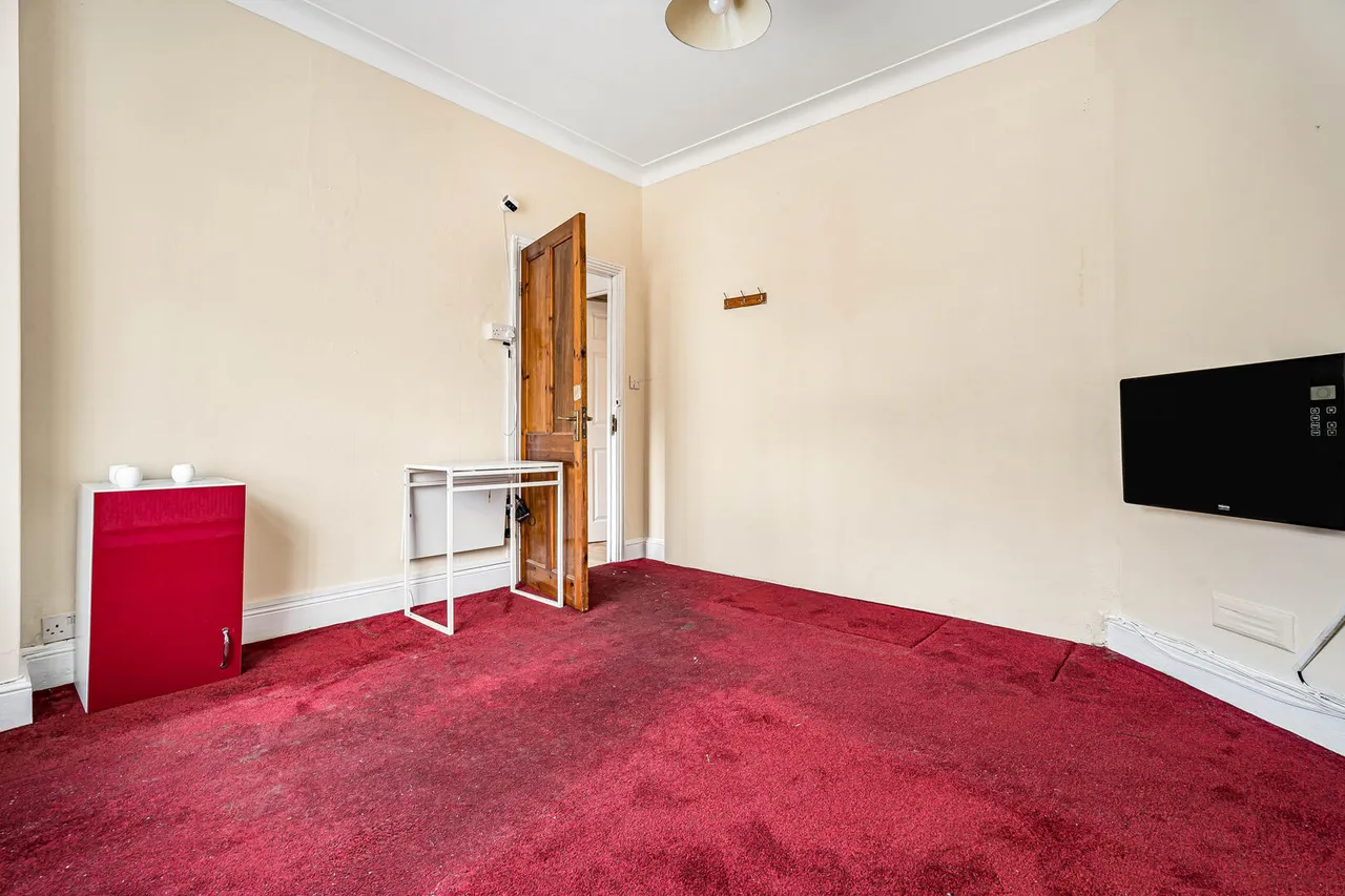Russell Avenue, N22, photo 18