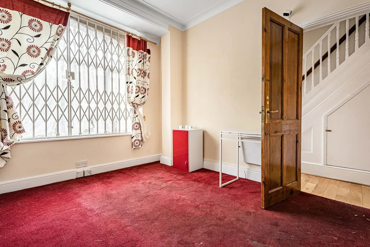 Russell Avenue, N22, photo 22