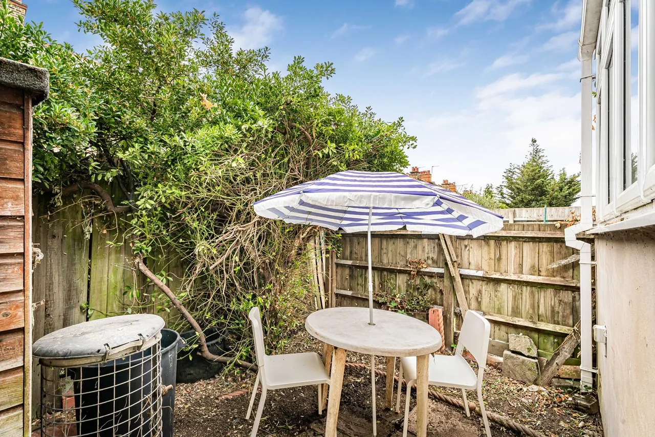 Russell Avenue, N22, photo 9