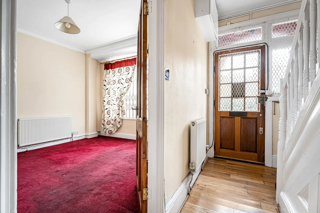 Russell Avenue, N22, photo 10