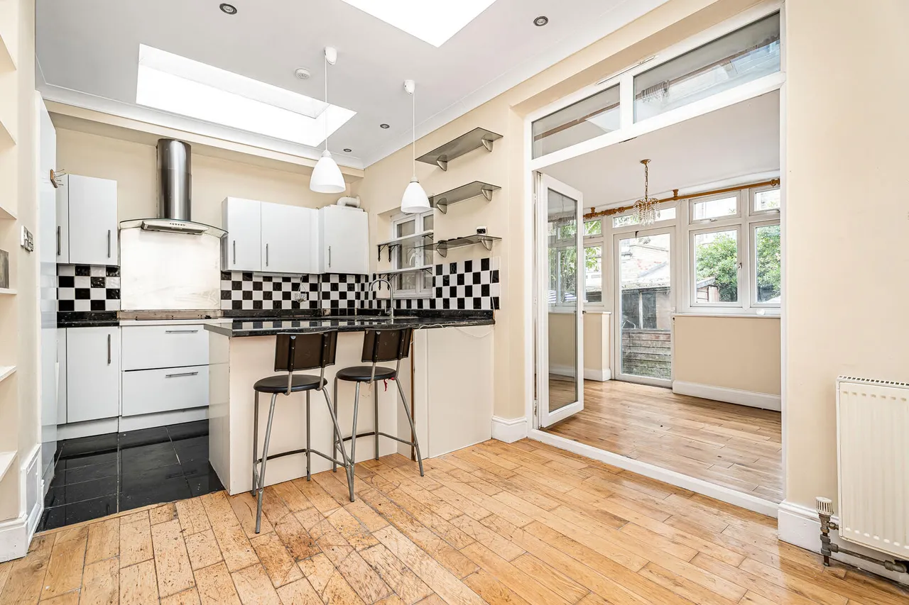 Russell Avenue, N22, photo 5