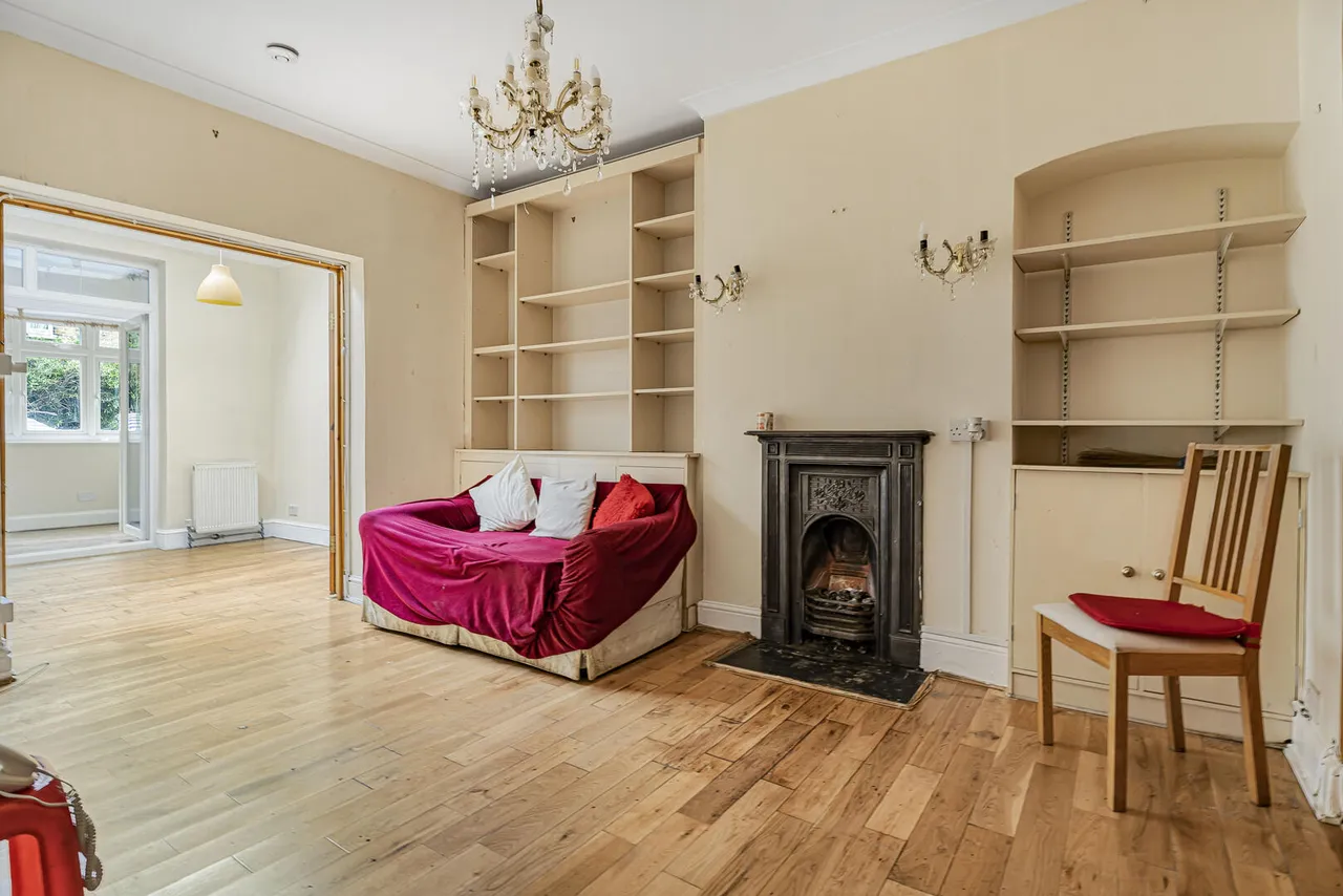 Russell Avenue, N22, photo 4