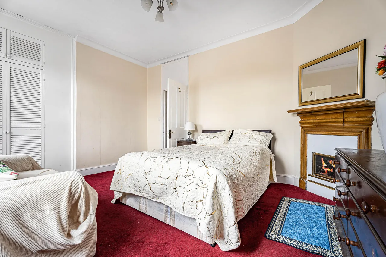 Russell Avenue, N22, photo 6