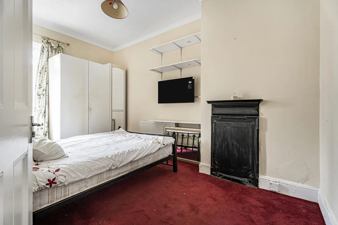 Russell Avenue, N22, photo 12