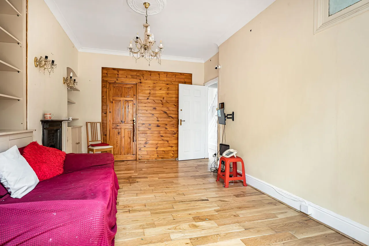 Russell Avenue, N22, photo 14