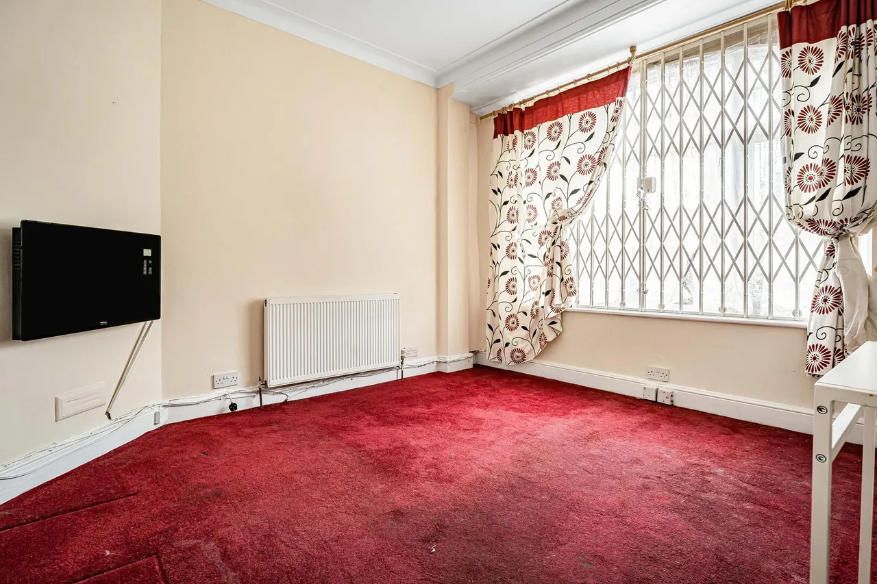 Russell Avenue, N22, photo 15