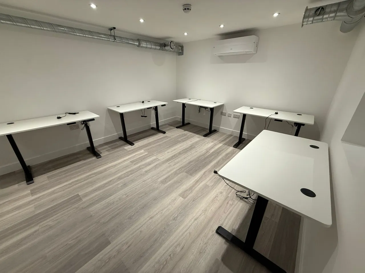 Workspaces in Borehamwood Shopping Park, Borehamwood, photo 9