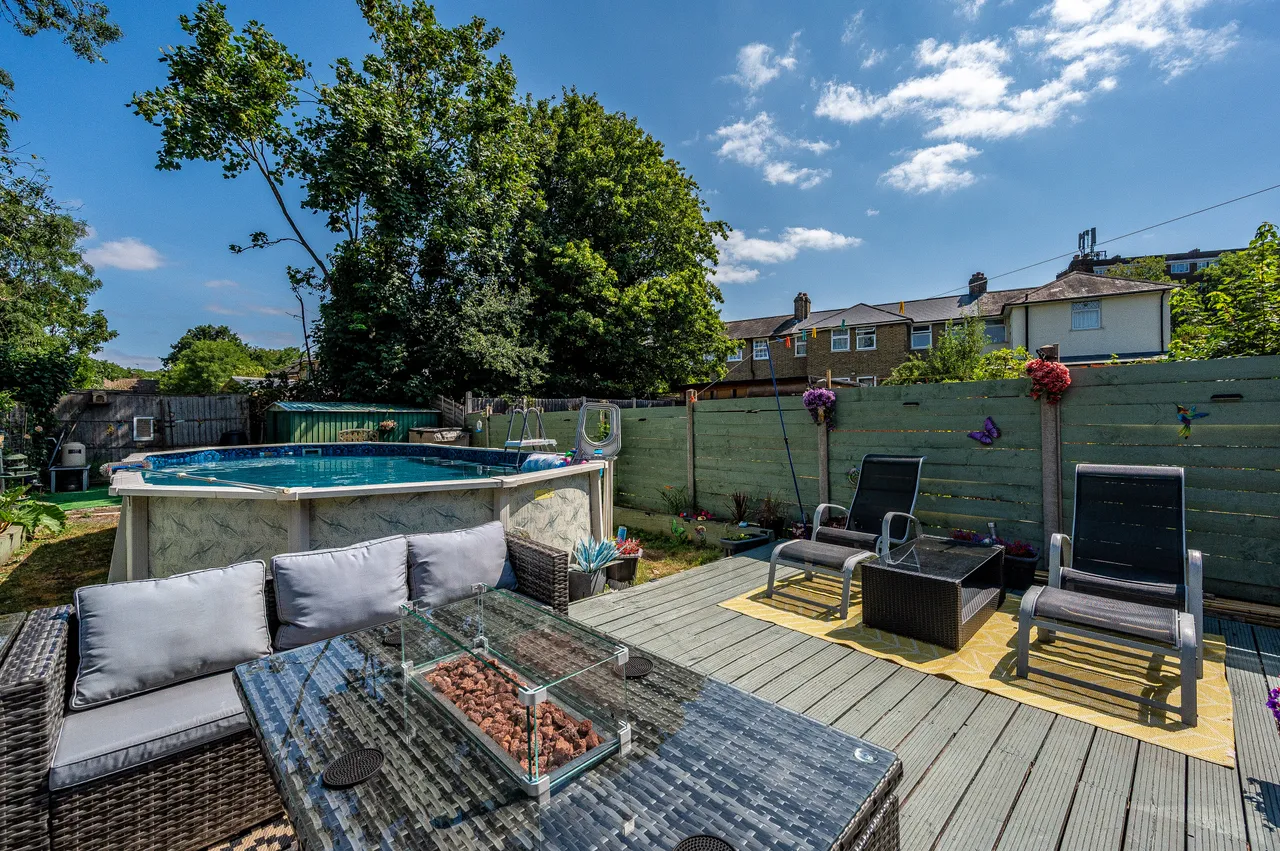 29 Romborough Way, London, photo 8