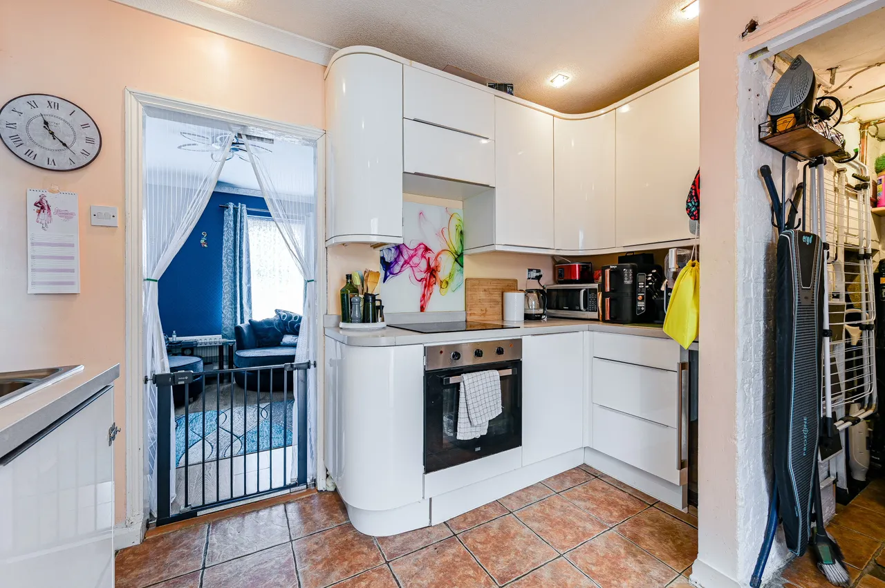29 Romborough Way, London, photo 9