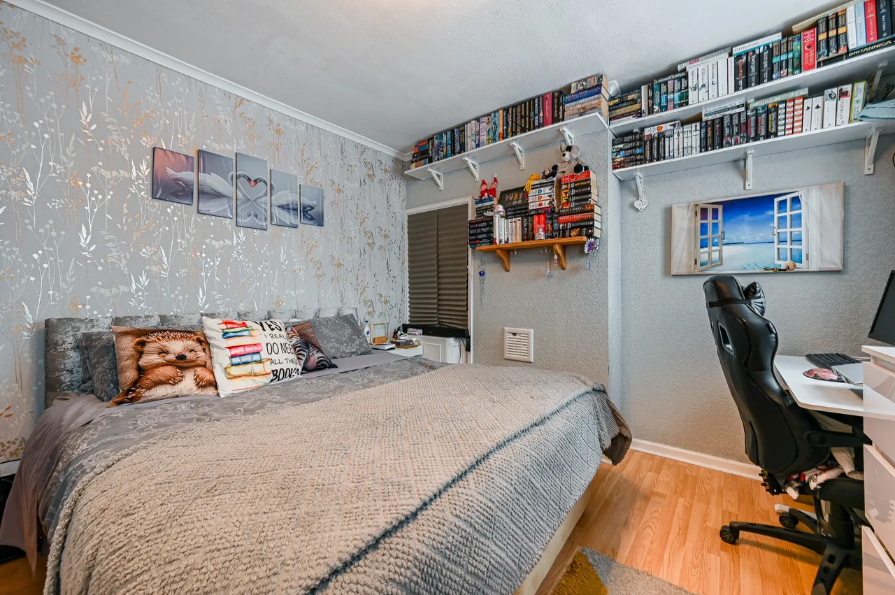29 Romborough Way, London, photo 12