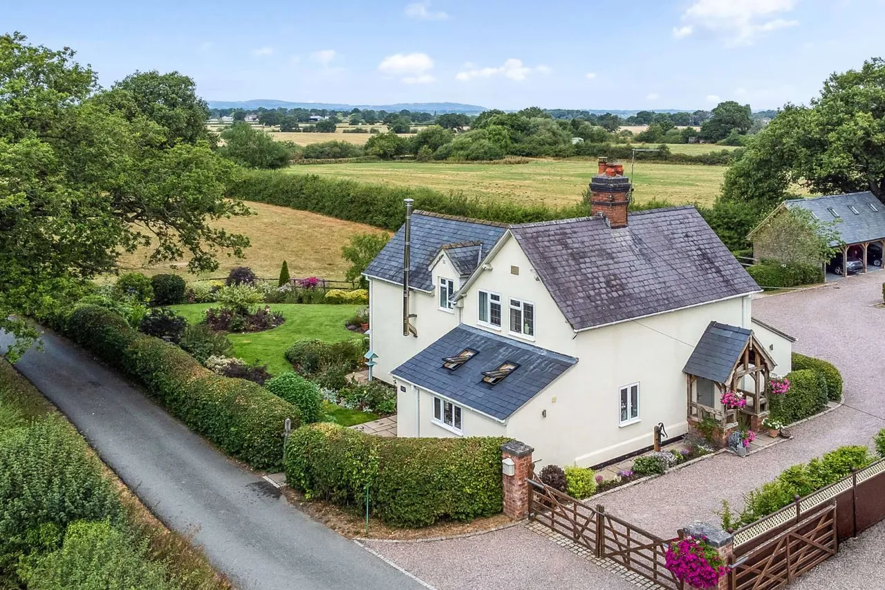 4 bed house for sale — Cae Dyah Lane, Overton, Wrexham, LL13 0HW