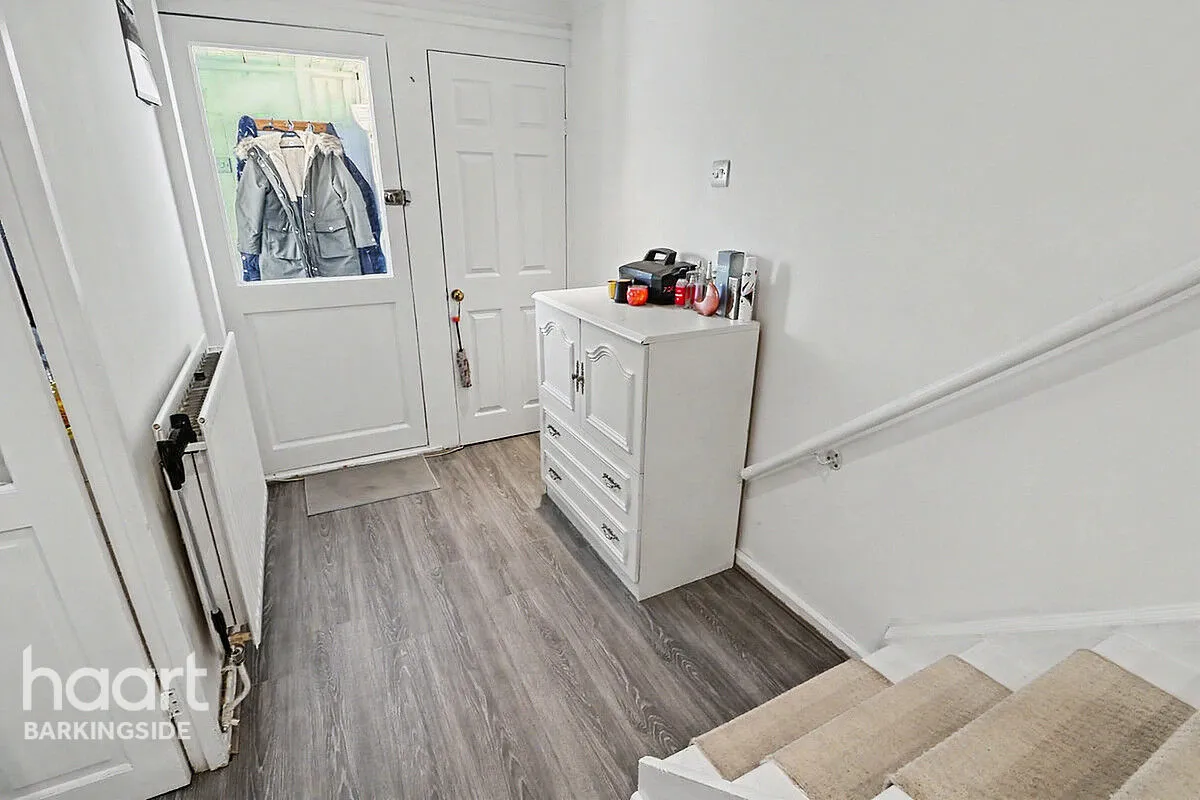 Limes Avenue, Chigwell, IG7, photo 2