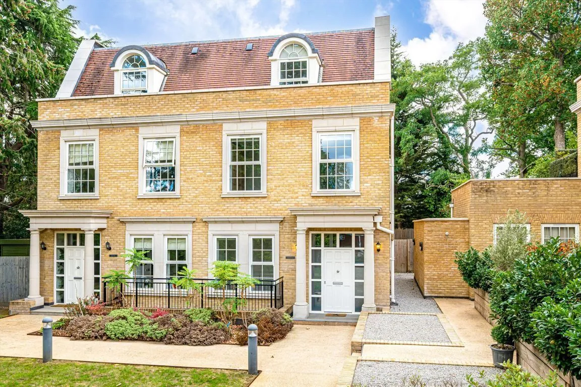4 bed property for sale, Ridgewood, Weybridge, KT13