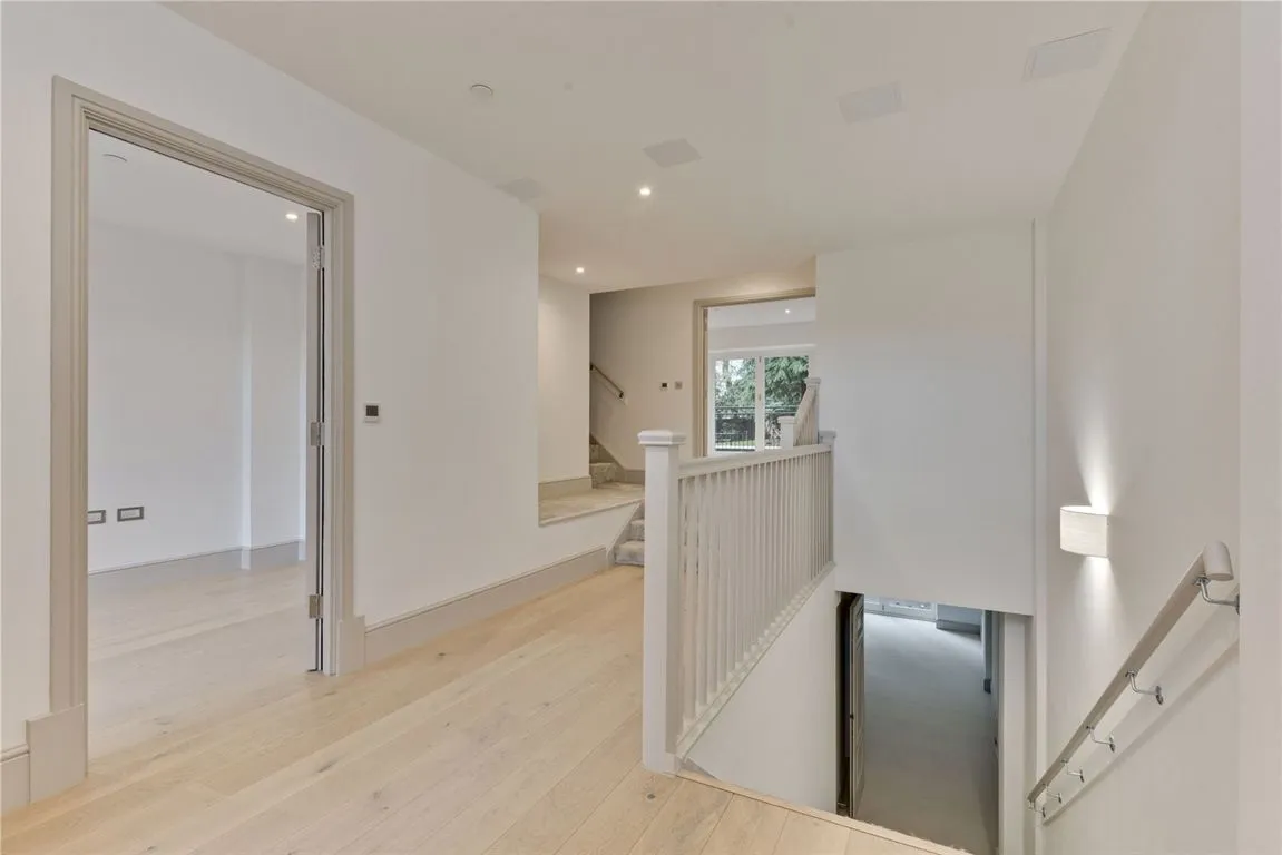 Ridgewood, Weybridge, KT13, photo 9