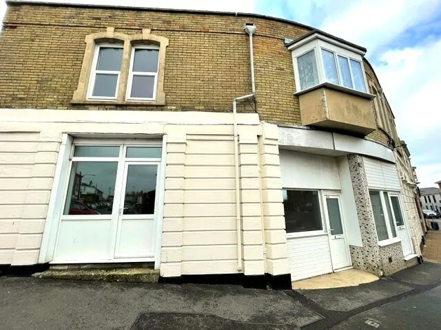 2 bed flat to rent, High Street, Ryde, PO33