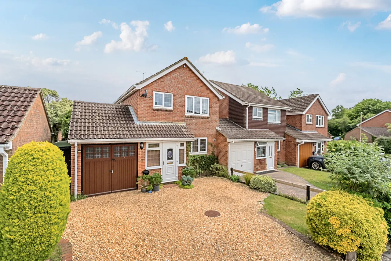 3 bed house for sale — Periwinkle Close, Lindford, GU35