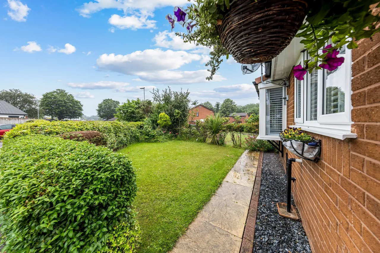 Montrose Close, Fearnhead, Warrington, Warrington, WA2 0SN, photo 2