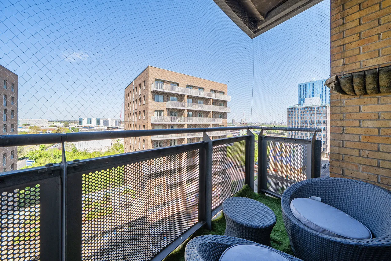 174 Trentham Court, Victoria Road, London, photo 4