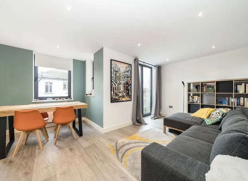 Curzon Crescent, London, NW10, photo 2