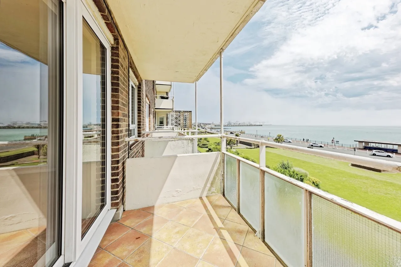 2 bed flat for sale — The Gateway, Dover, Kent, CT16