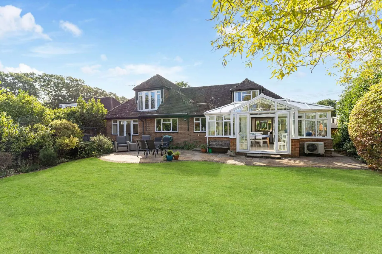 3 bed house for sale, Heathway, East Horsley, KT24