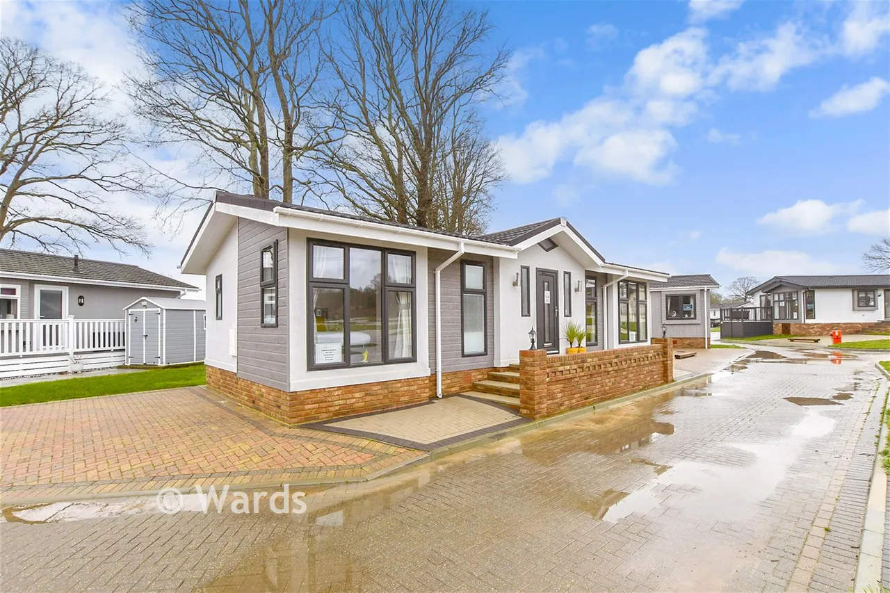 2 bed park home for sale, Meadow Gardens, Biddenden, TN27