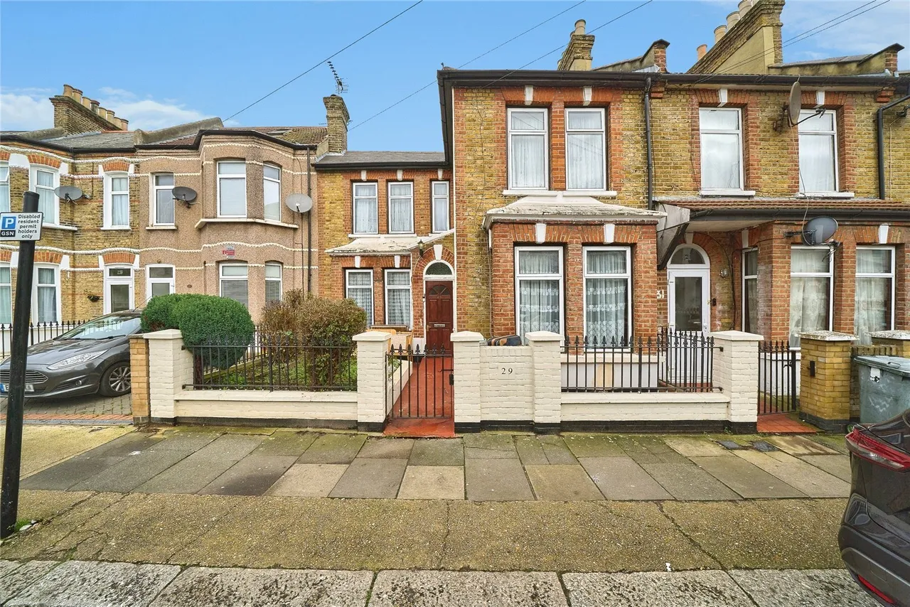 3 bed house for sale — Studley Road, London, E7