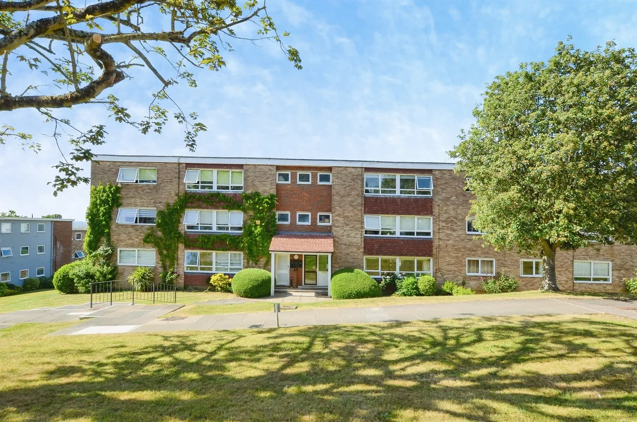 3 bed flat for sale — The Four Tubs, Bushey
