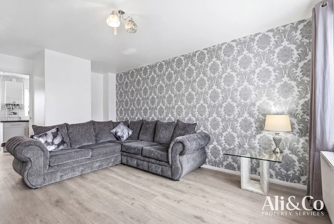 Shaw Crescent, Tilbury, Essex, RM18 8HY, photo 2