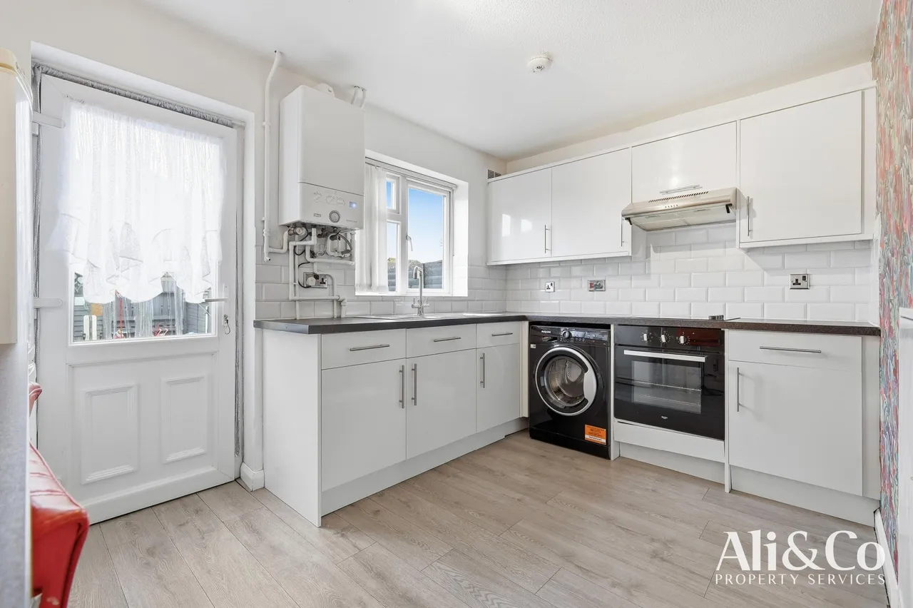 Shaw Crescent, Tilbury, Essex, RM18 8HY, photo 5