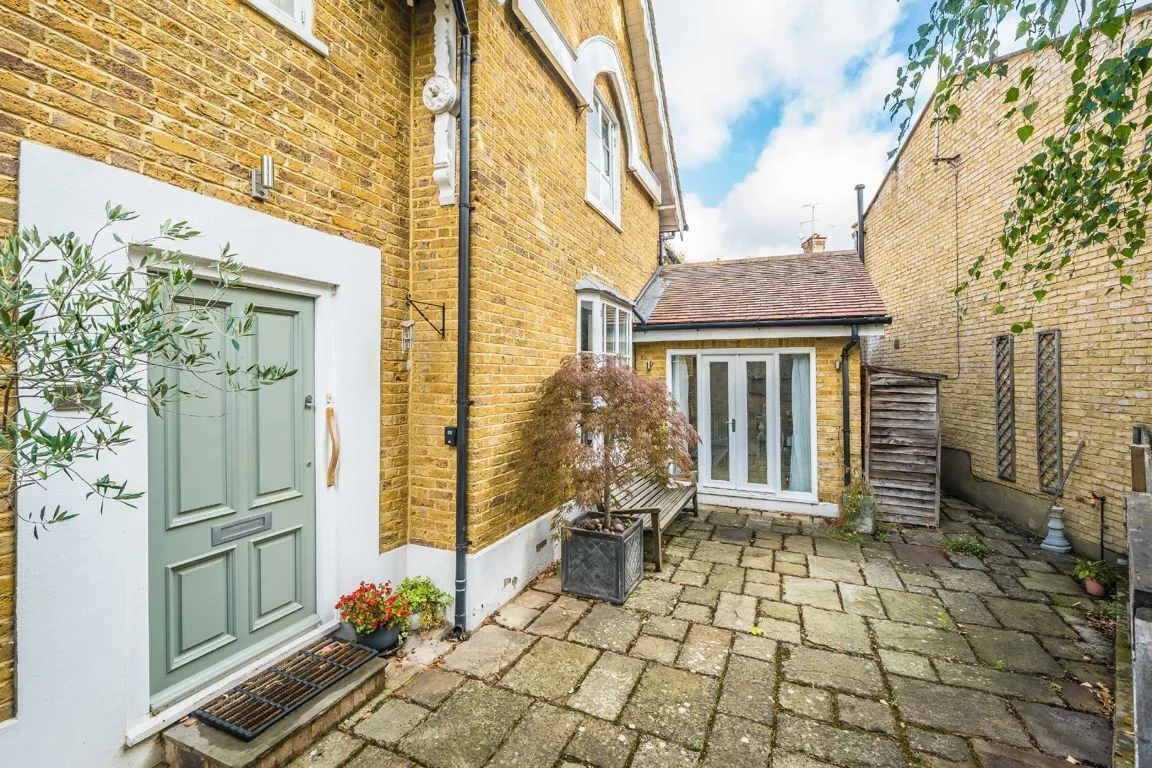 2 bed property for sale, St. Margarets Road, TW1
