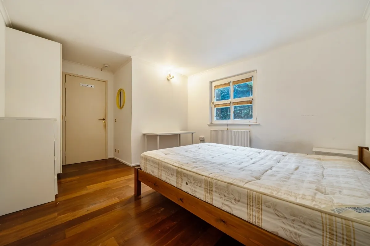 Queen Of Denmark Court, Rotherhithe, ..., photo 2