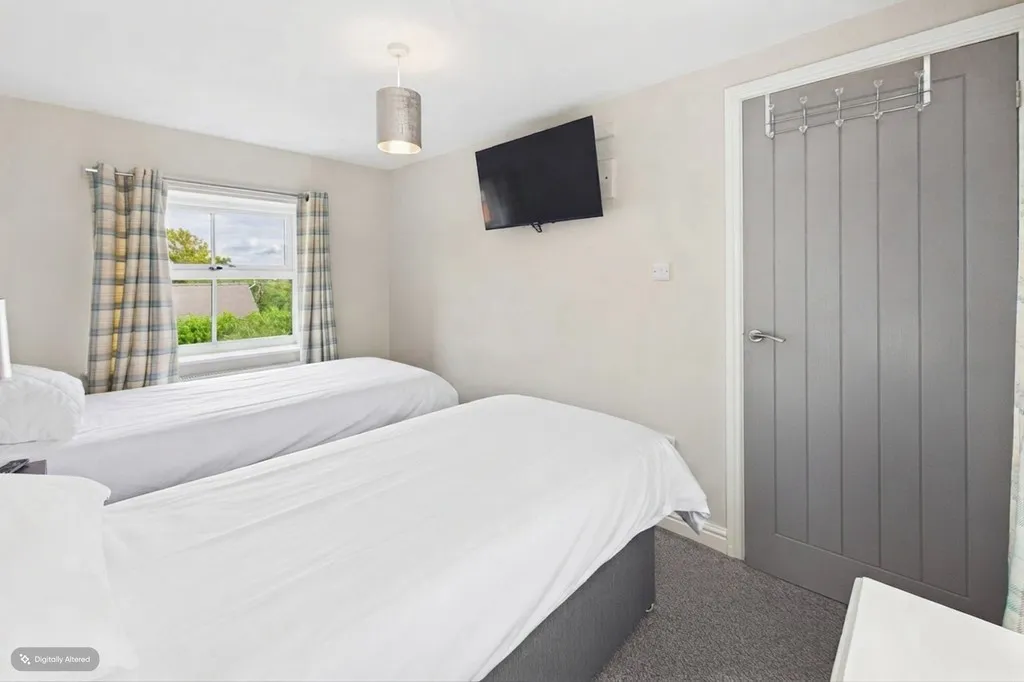 Saltersford Lane, Alton, photo 19