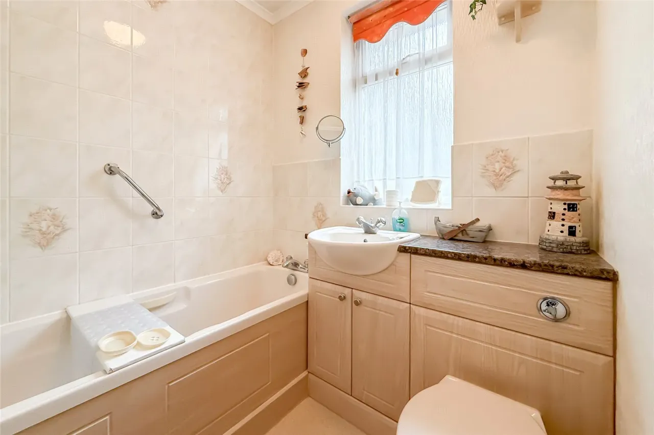 Hollybush Avenue, St. Albans, Hertfordshire, AL2 3AE, photo 8