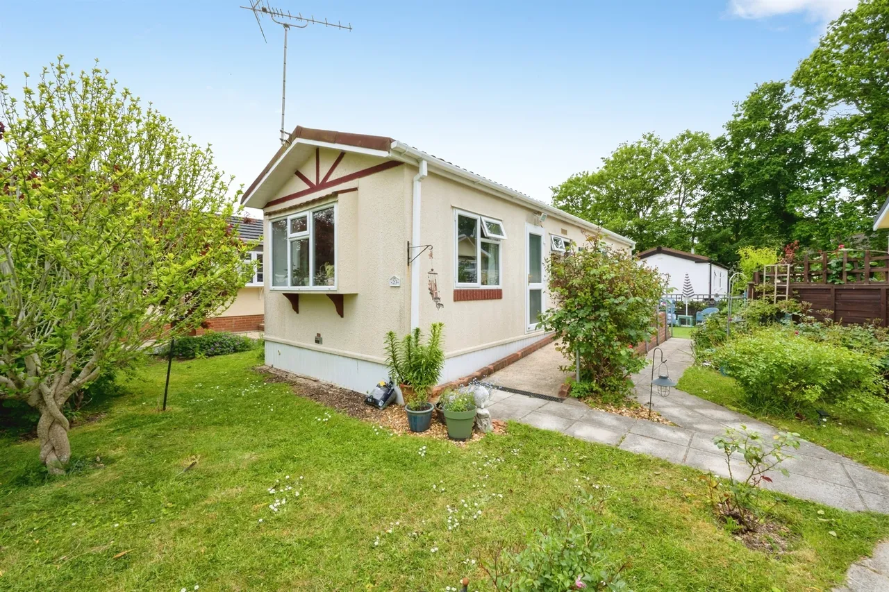 1 bed park home for sale, Avondale Park, Colden Common, SO21