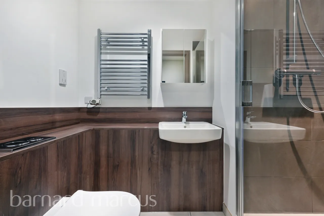 flat to rent — Victoria Road, FELTHAM