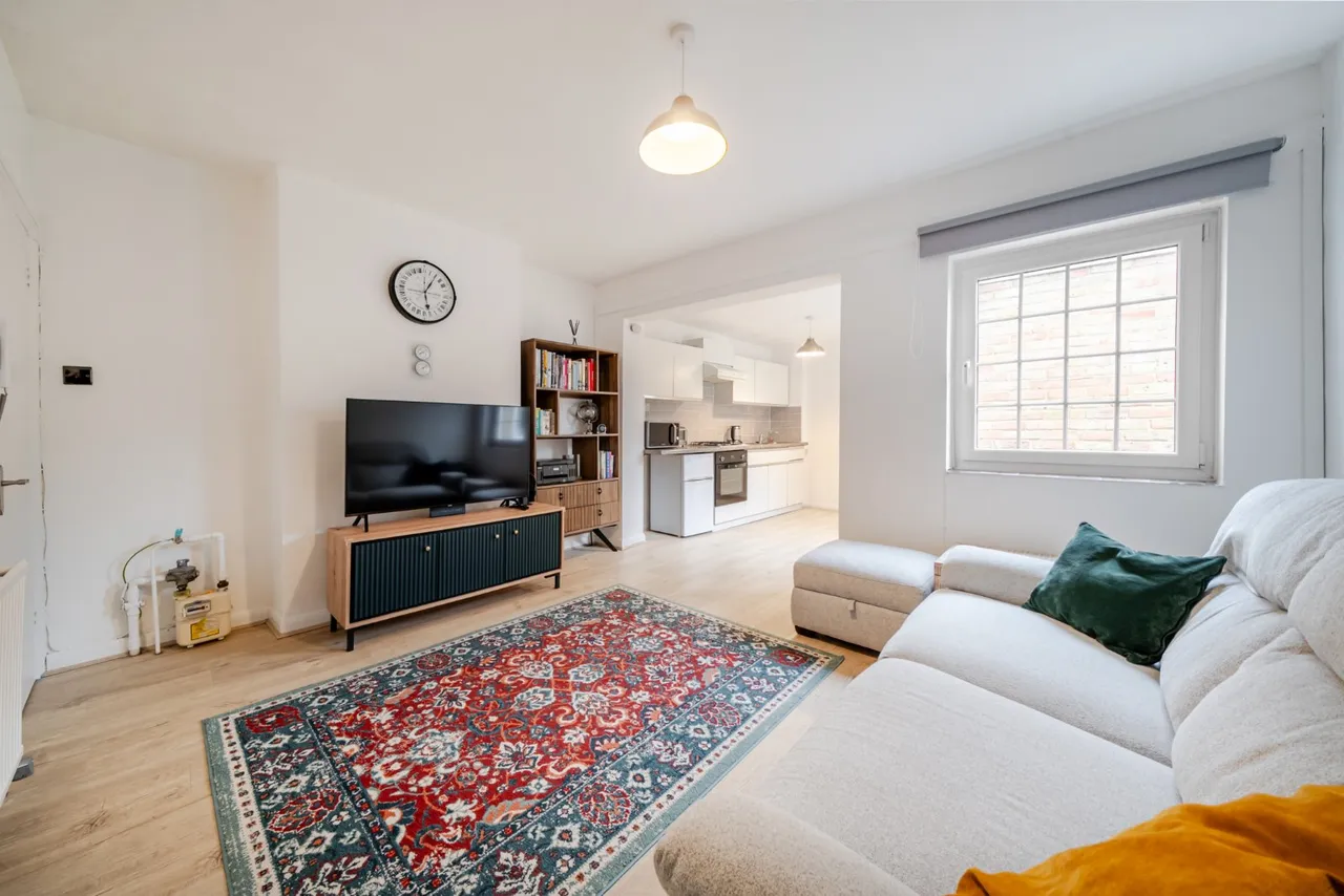 2 bed flat for sale — Glebe Street, Chiswick, London, W4