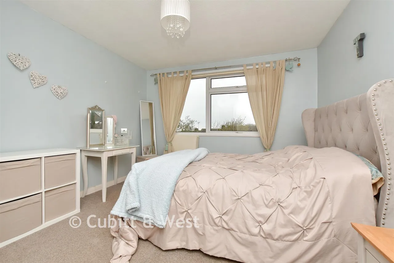 Harkness Close, Epsom, KT17, photo 3