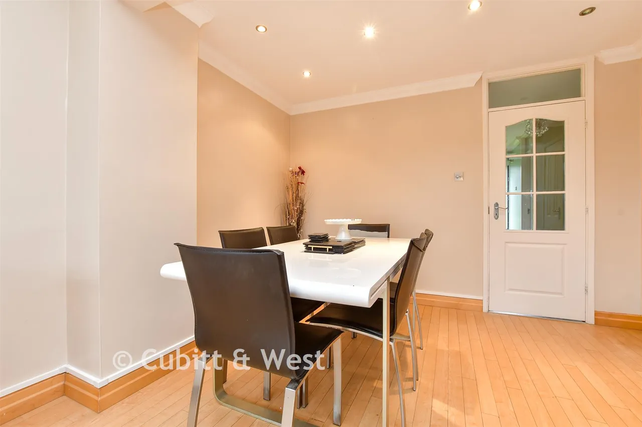 Harkness Close, Epsom, KT17, photo 4