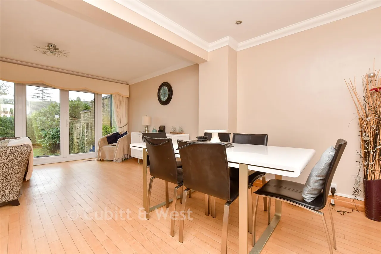 Harkness Close, Epsom, KT17, photo 2