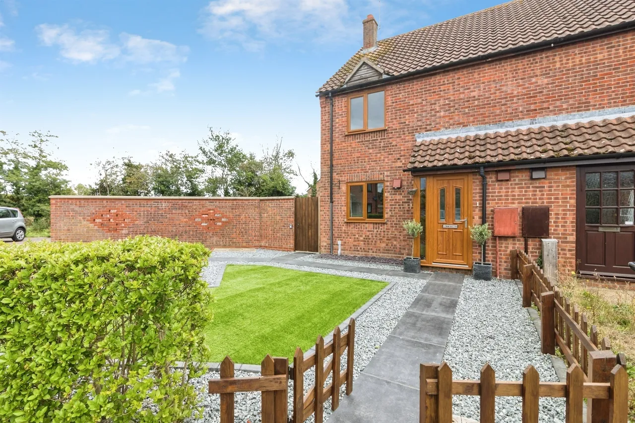 2 bed house for sale — Millfield Close, Ditchingham, Bungay
