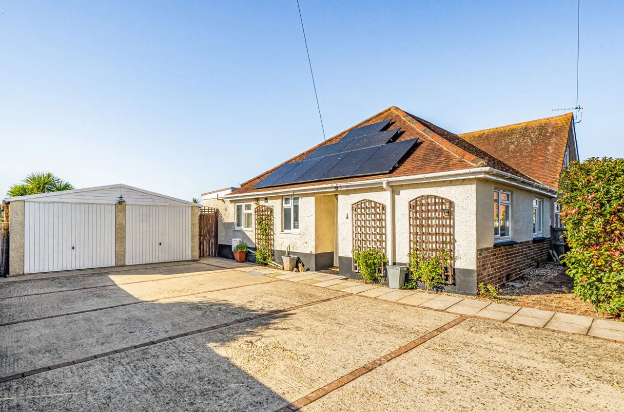 2 bed property for sale, North Road, Selsey, PO20